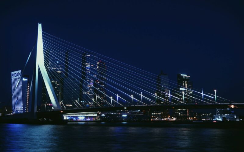 Erasmus brug, gefotografeerd in de nacht met belichting.