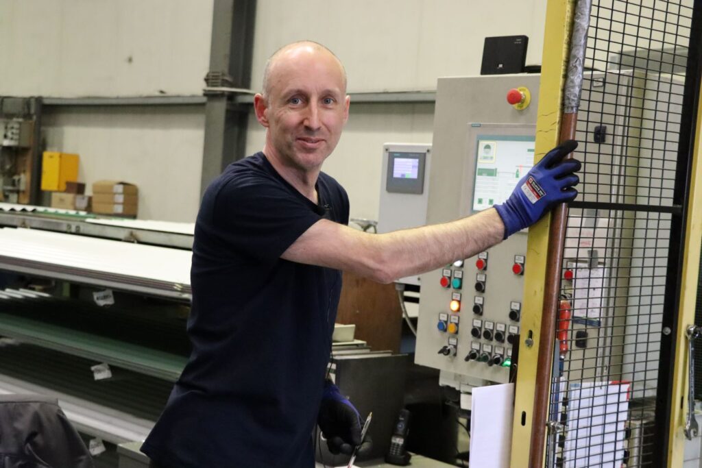 Wilco Oosterwijk is operator bij Snoei Prefab Buidlings