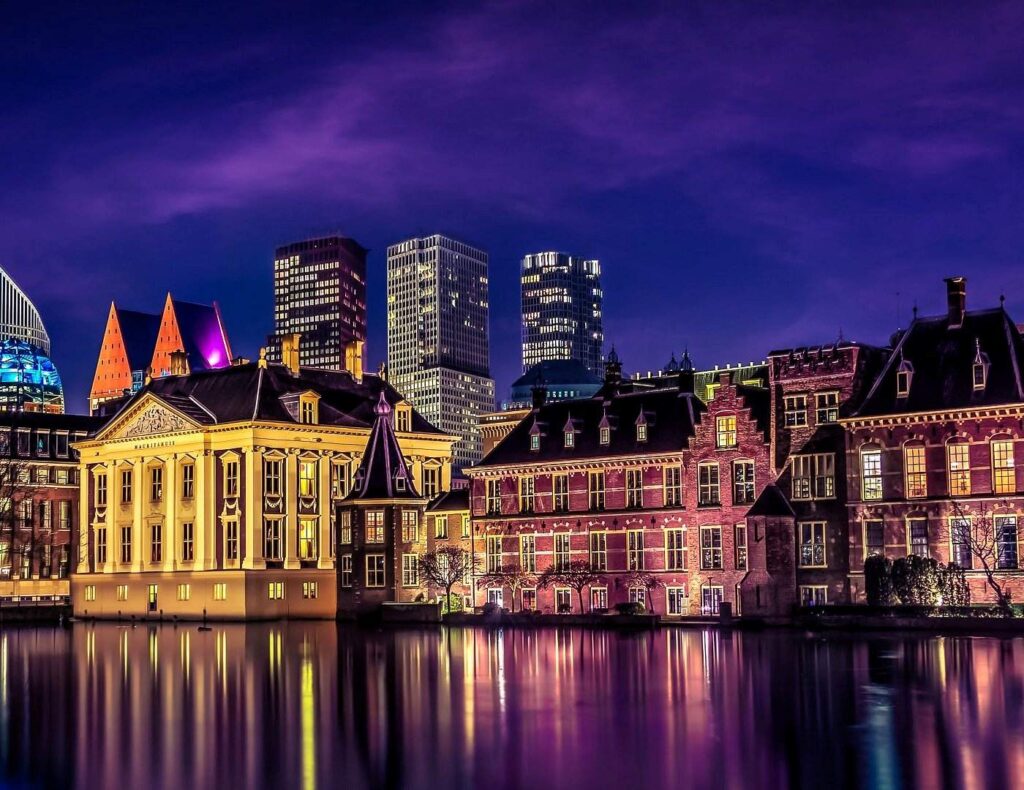 Binnenhof in Den Haag in het donker.