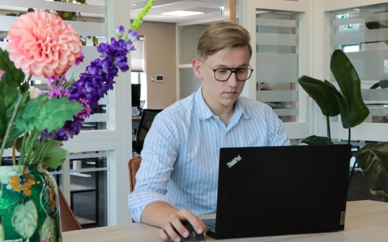 Een man is thuis aan het werk