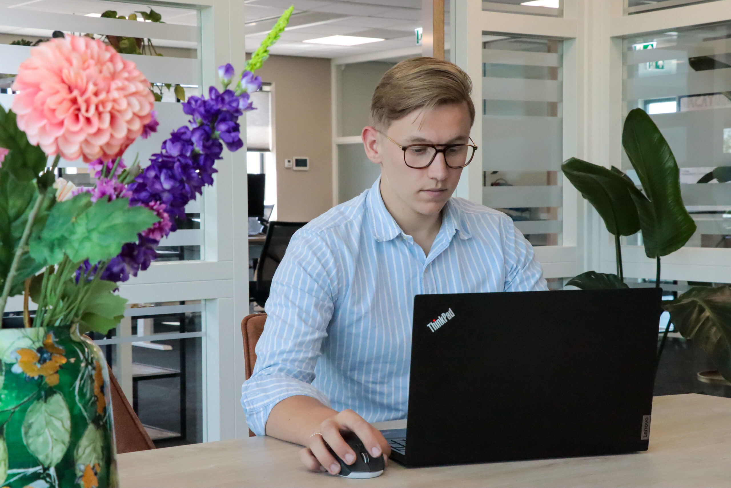 Een man is thuis aan het werk