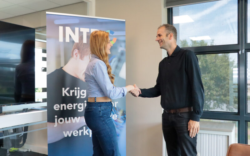 Julia en Remco van Intro Personeel schudden elkaar de hand