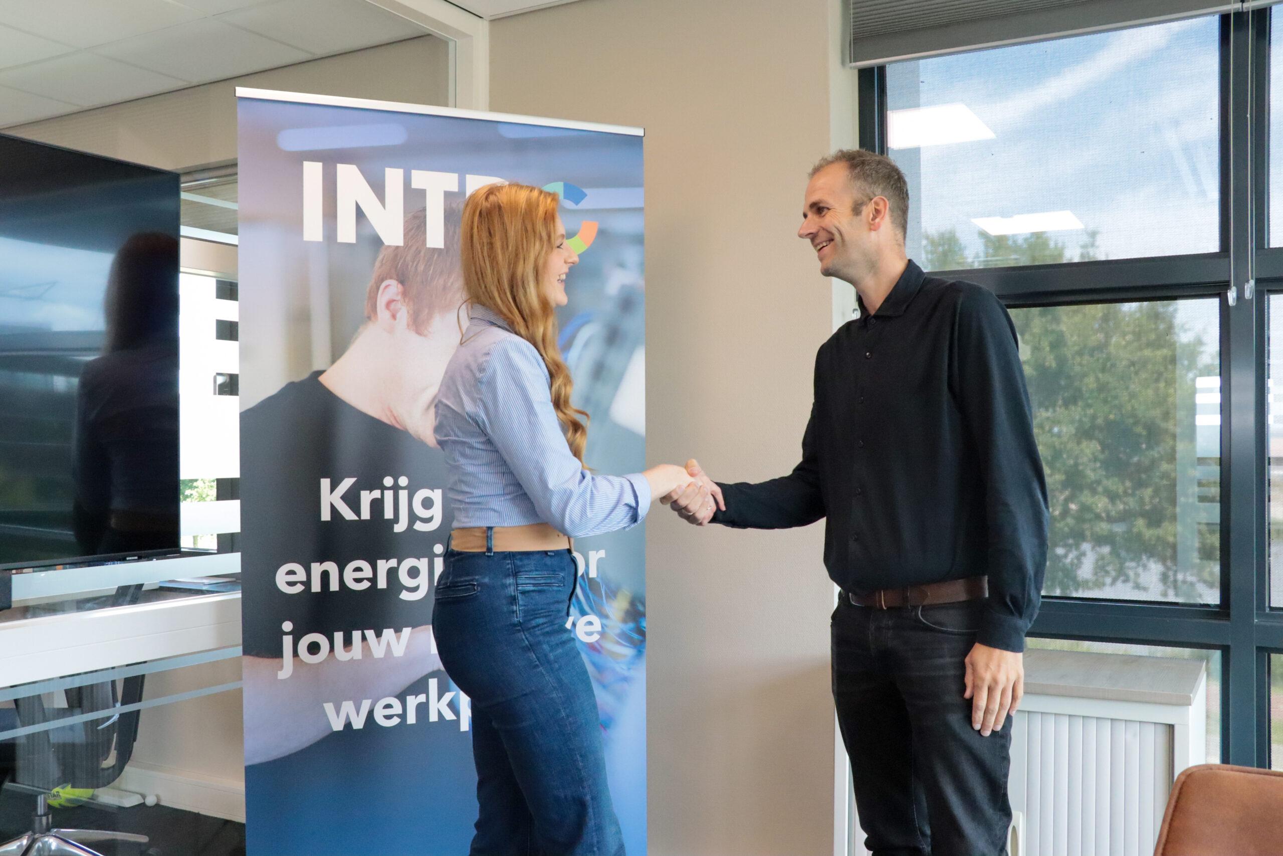 Julia en Remco van Intro Personeel schudden elkaar de hand