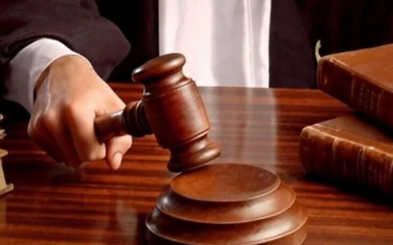 Rechter slaat op tafel met hamer