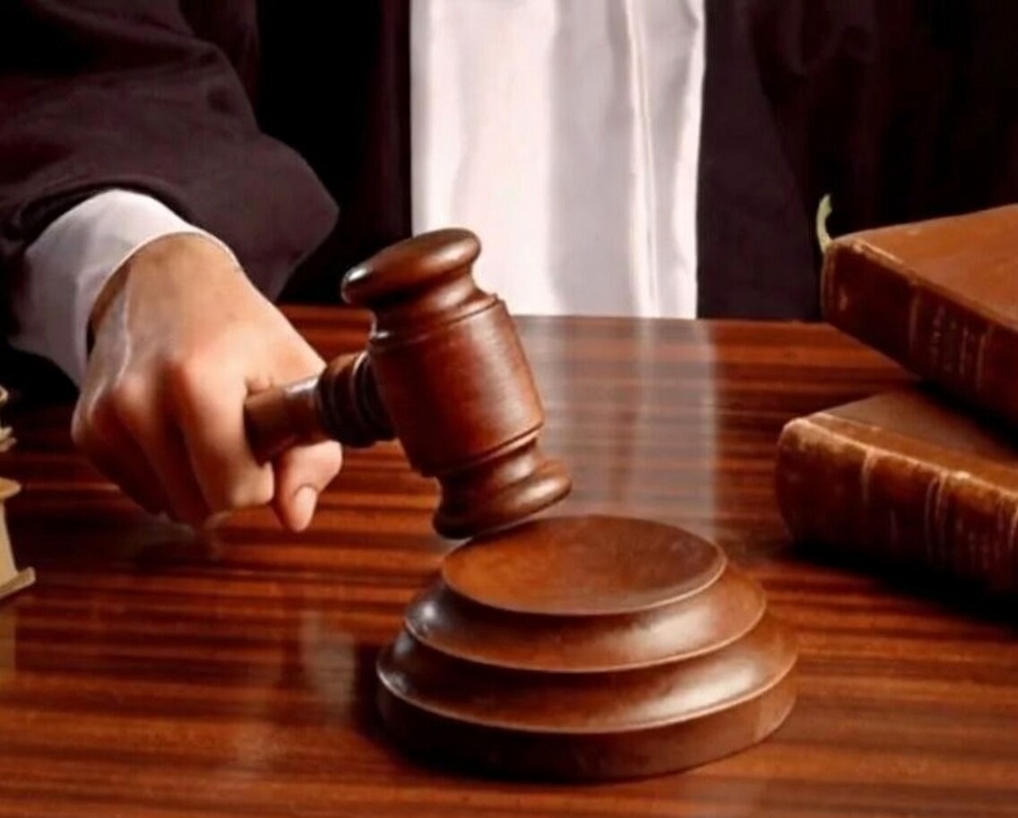 Rechter slaat op tafel met hamer