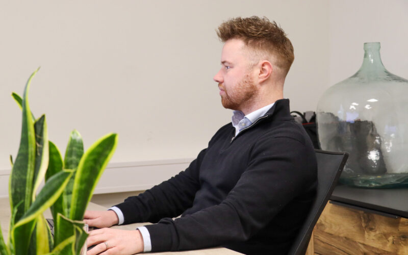 Menno van der Zee Intro Personeel aanhet werk achter zijn computer