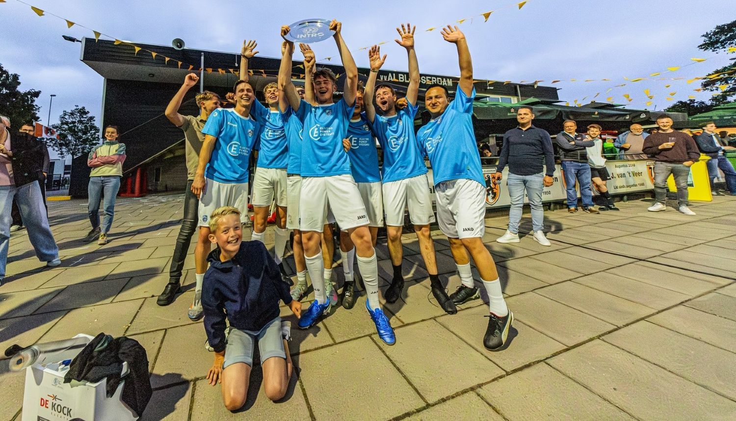 De Kock Electro neemt eerste Intro Cup-schaal ooit in ontvangst