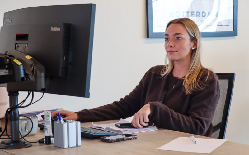Rosa van Intro Personeel aan het werk